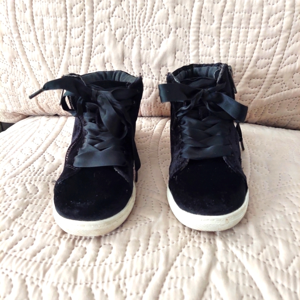 Girls Sugar sneakers black velvet side zipper easy slip on Size 11